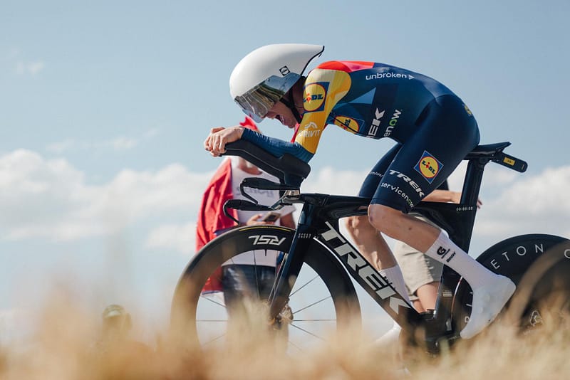 Mattias Skjelmose van Lidl Trek in de tijdrit etappe 16 Tour de France