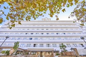 aHR0cHM6Ly9iMmRtYy53Mm0udHJhdmVsL2ltYWdlcy91cGxvYWQvaG90ZWxzLzQ5My9mYWNhZGVfKDEpLmpwZw