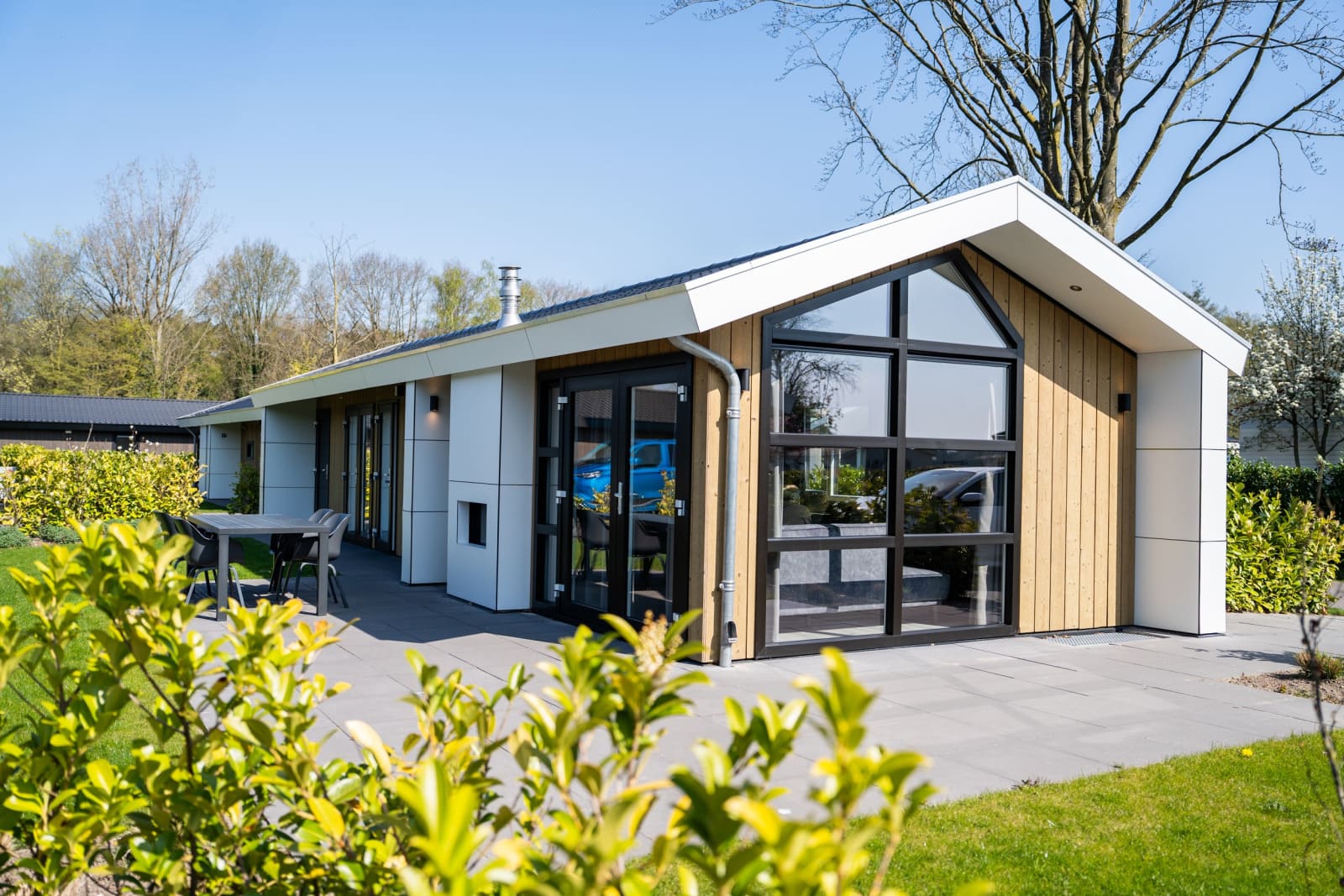 wood-lodge-waterzicht-vakantiepark-molenvelden