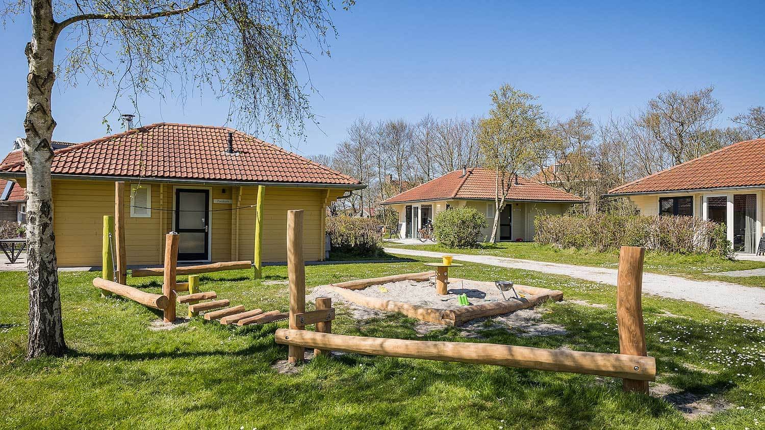houten-hindernisbaan-zandbak-Villabungalow-houtkachel-whirlpool-Tjermelan-Terschelling