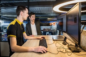 Programmeur en manager bespreken CAD/CAM