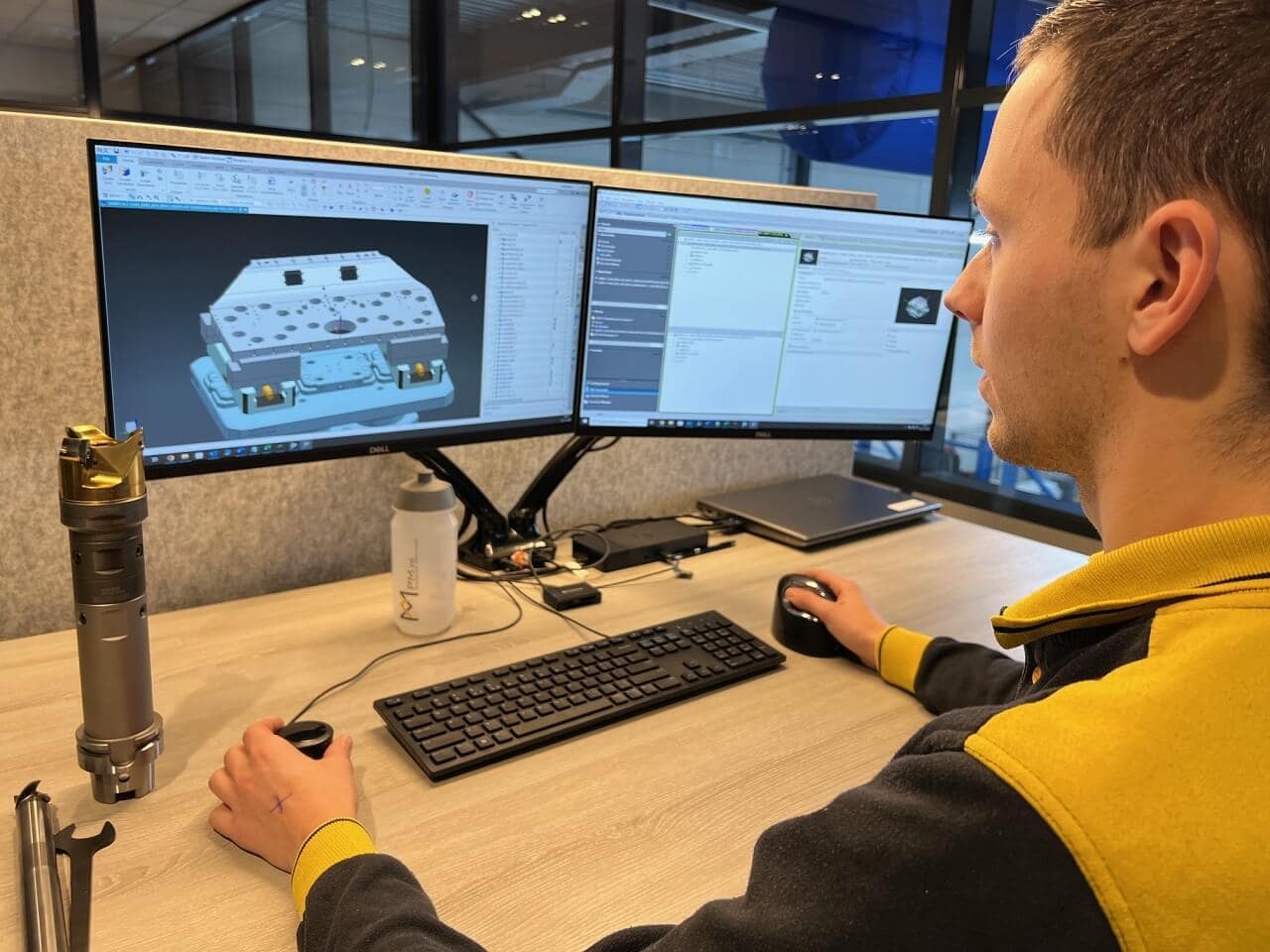 CAD-Cam programmeur foto over de rug
