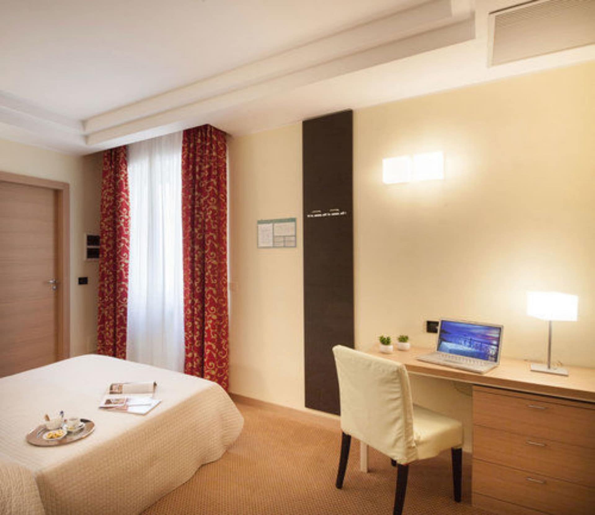 aHR0cHM6Ly9ob3RlbGltYWdlcy5zdW5ob3RlbHMubmV0L0hvdGVsSW5mby9ob3RlbEltYWdlRnVsbC5hc3B4P2lkPTcwODI3ODM