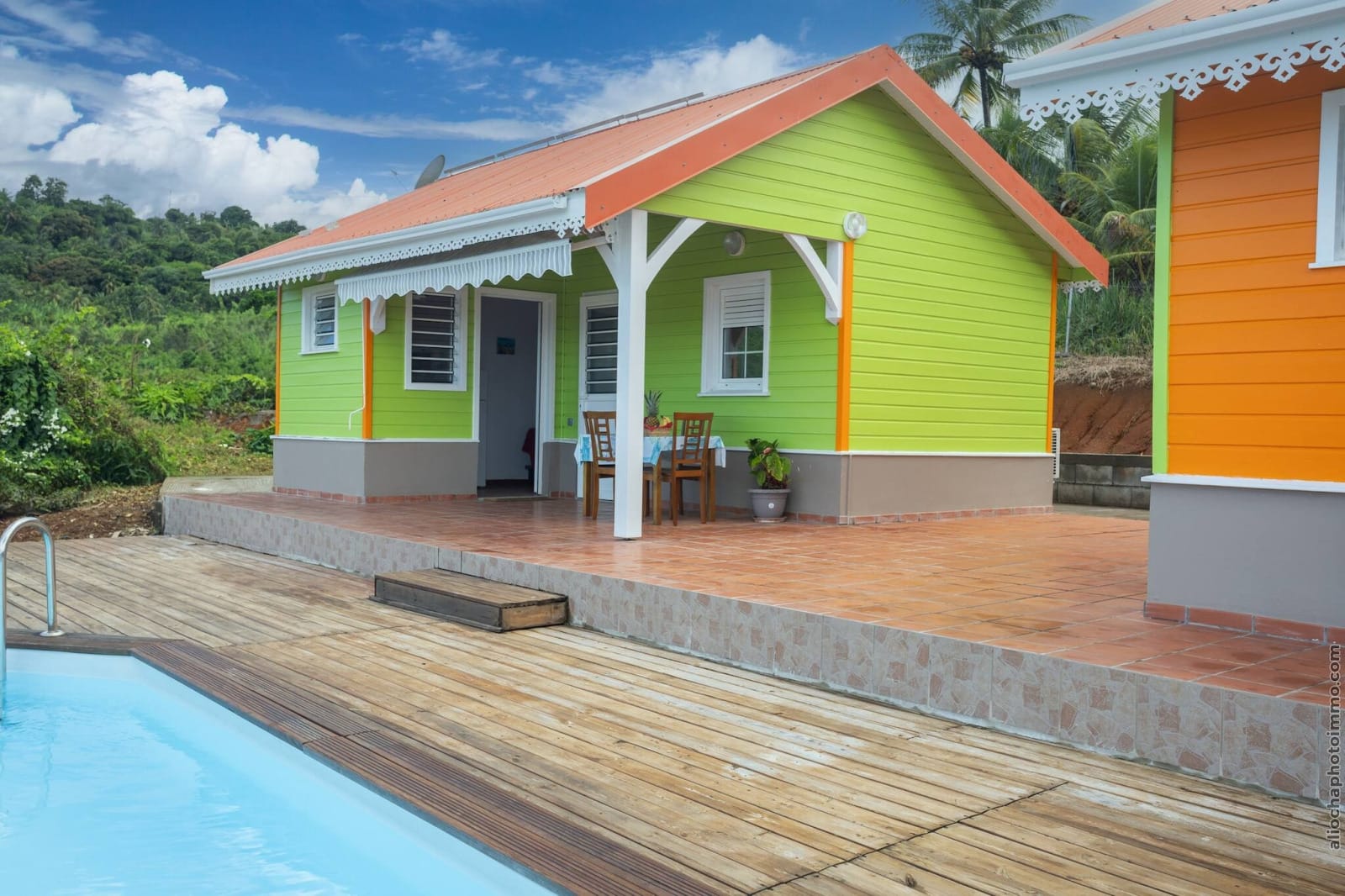 bungalow-avec-piscine-au-coeur-de-la-campagne-vert-