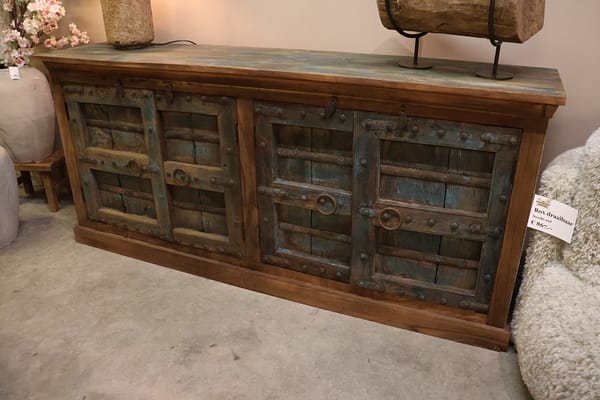 Vintage dressoir 250110
