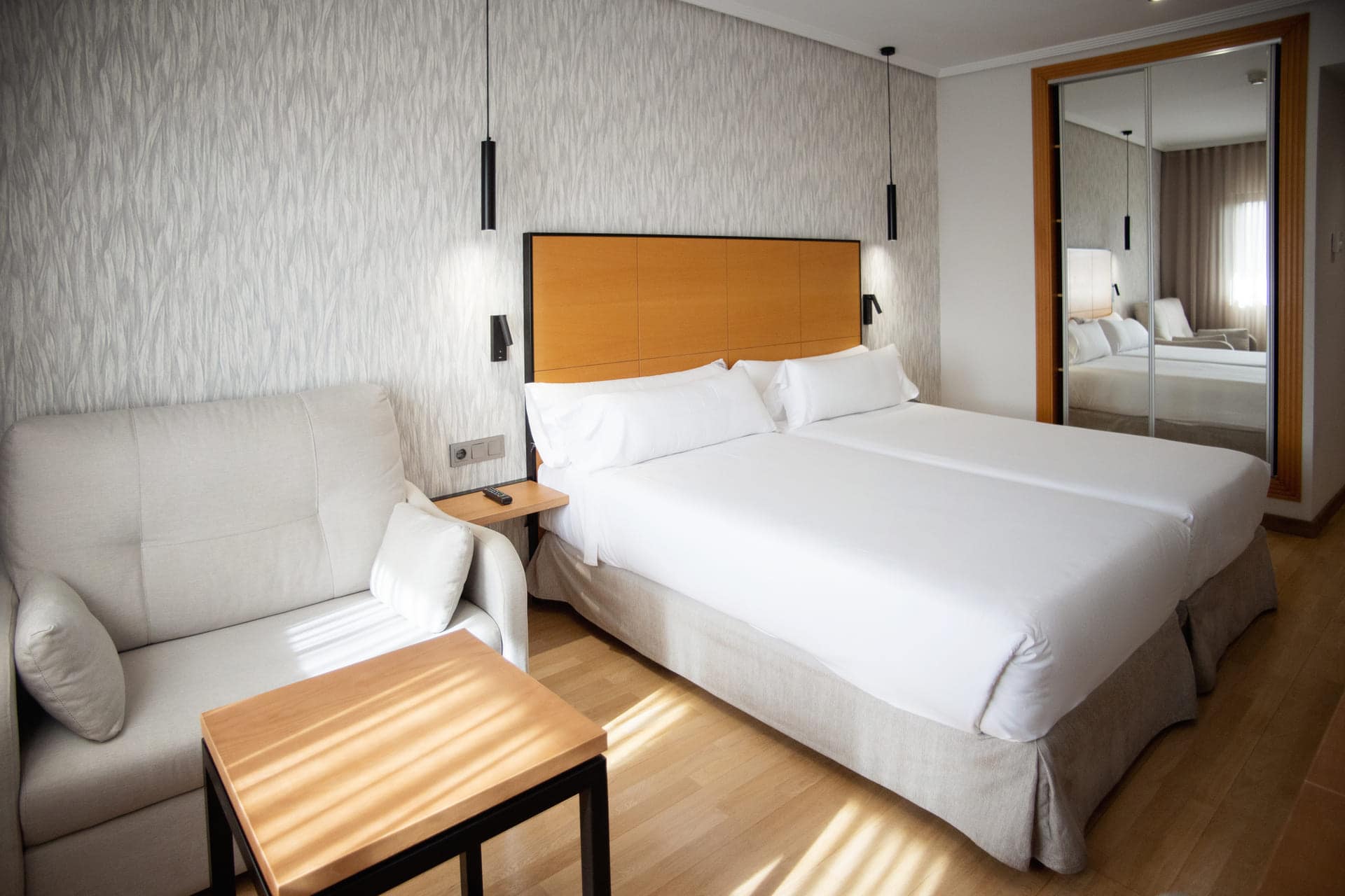 aHR0cHM6Ly9iMmRtYy53Mm0udHJhdmVsL2ltYWdlcy91cGxvYWQvaG90ZWxzLzc1NjgvRjAwMl9HUkFOX0ZBTUFfQ0xBU1RXLmpwZw