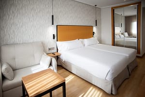 aHR0cHM6Ly9iMmRtYy53Mm0udHJhdmVsL2ltYWdlcy91cGxvYWQvaG90ZWxzLzc1NjgvRjAwMl9HUkFOX0ZBTUFfQ0xBU1RXLmpwZw