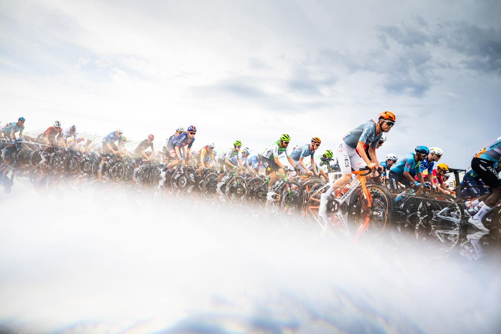 Wielrenners op Magny Cours in de Tour de France etappe 12