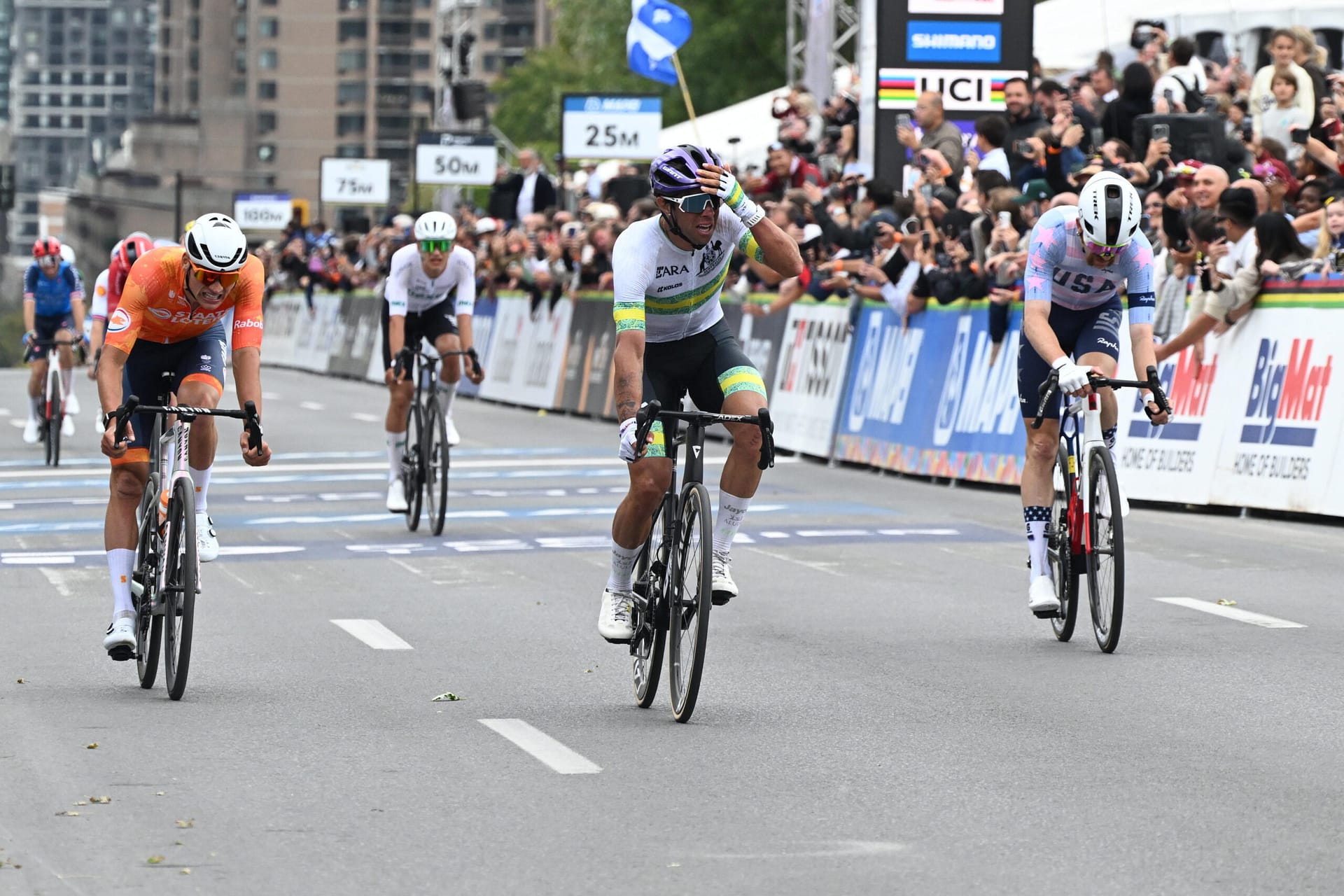 Wielrenners sprinten over de finish; Michael Matthews rijdt in de groep vooraan op het parcours in Montréal.