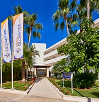 aHR0cHM6Ly9iMmRtYy53Mm0udHJhdmVsL2ltYWdlcy91cGxvYWQvaG90ZWxzLzI0MzYzL2dsb2JhbGVzLWNhbGEtYm9uYS1zdWl0ZXMtZW50cmFkYS1iYW5kZXJhcy5qcGc