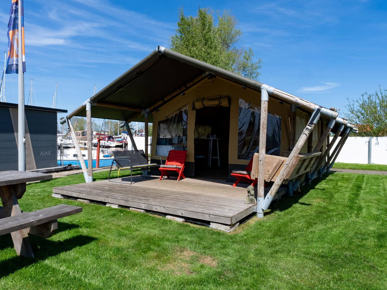 safaritent-heeg-jachthaven-heeg-huren-houseboat