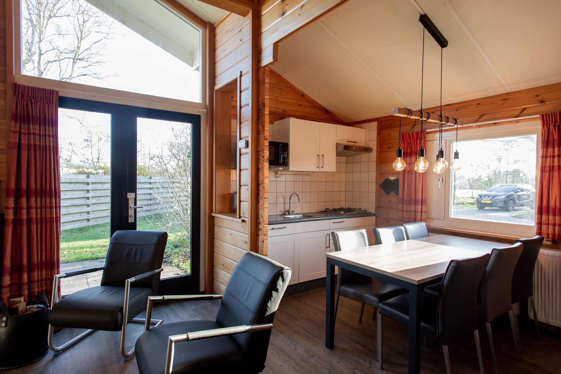 zetels-eethoek-Finse-bungalow-Houtkachel-de-Riesen-Terschelling