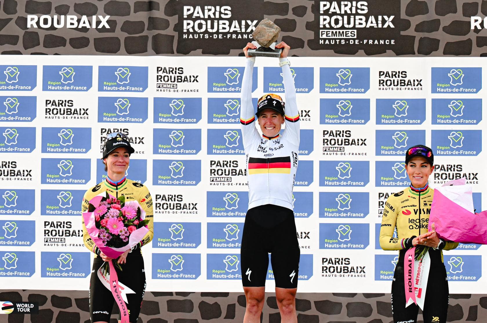 Parijs-Roubaix Femmes: Vos (l), Koch (midden), Ferrand-Prévot (r)