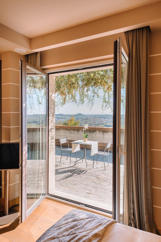 aHR0cHM6Ly9ob3RlbGltYWdlcy5zdW5ob3RlbHMubmV0L0hvdGVsSW5mby9ob3RlbEltYWdlLmFzcHg_aWQ9MjgyMTUwMjI