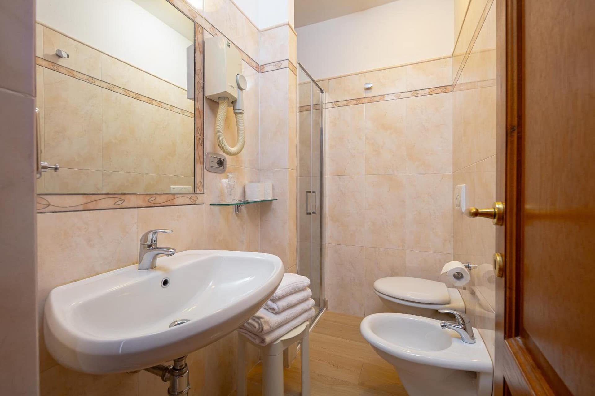 aHR0cHM6Ly9ob3RlbGltYWdlcy5zdW5ob3RlbHMubmV0L0hvdGVsSW5mby9ob3RlbEltYWdlLmFzcHg_aWQ9NDA0Njg1MDY