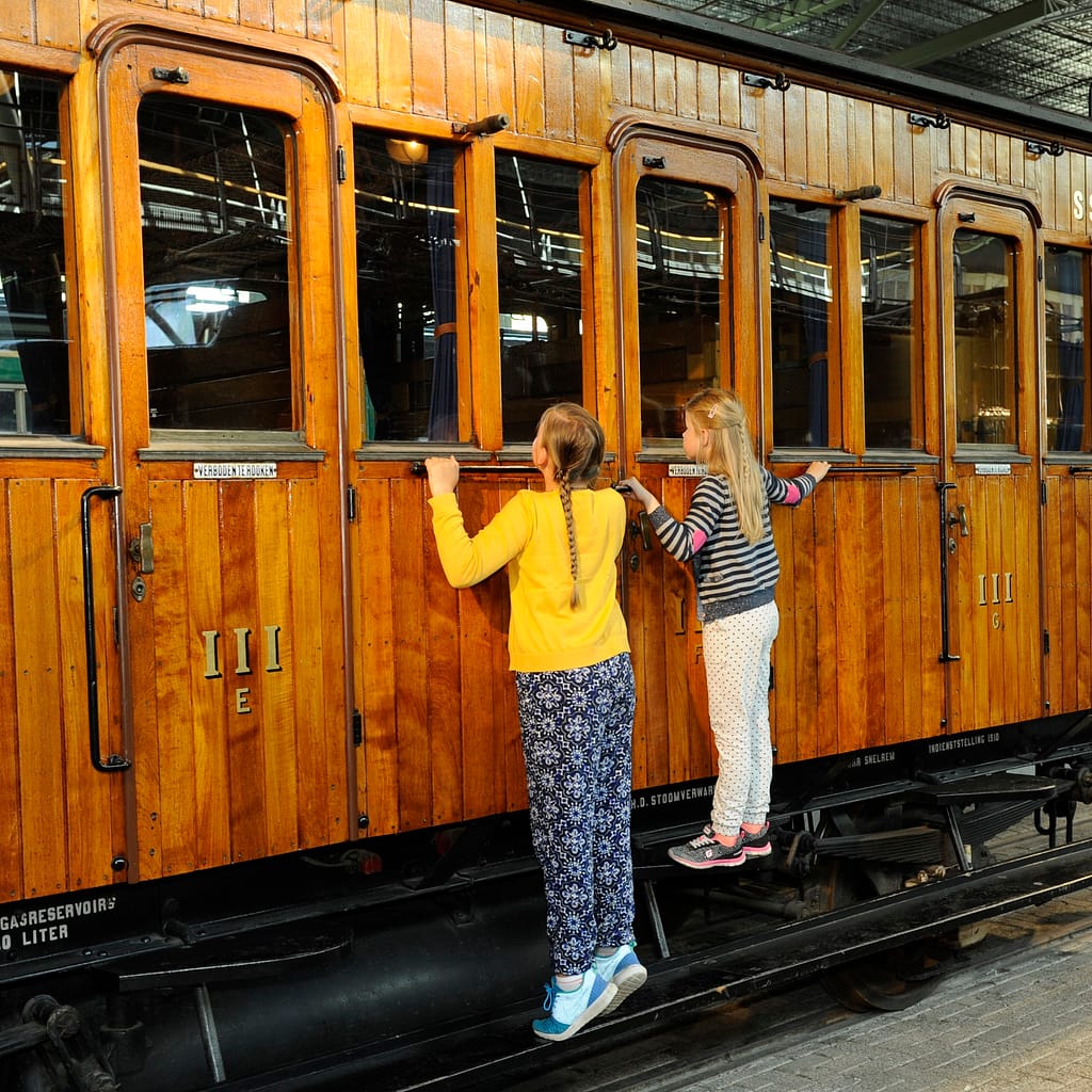 Een indrukwekkende verzameling treinen in het Spoorwegmuseum.