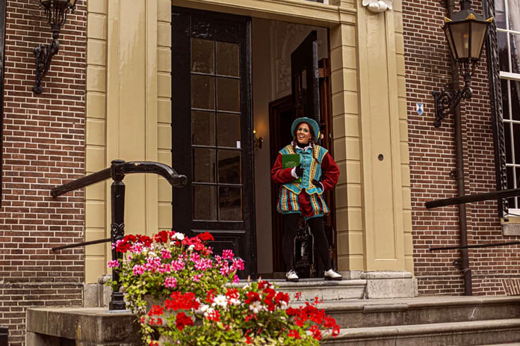 De LakiePiet wacht je op, op het bordes van Kasteel Groeneveld
