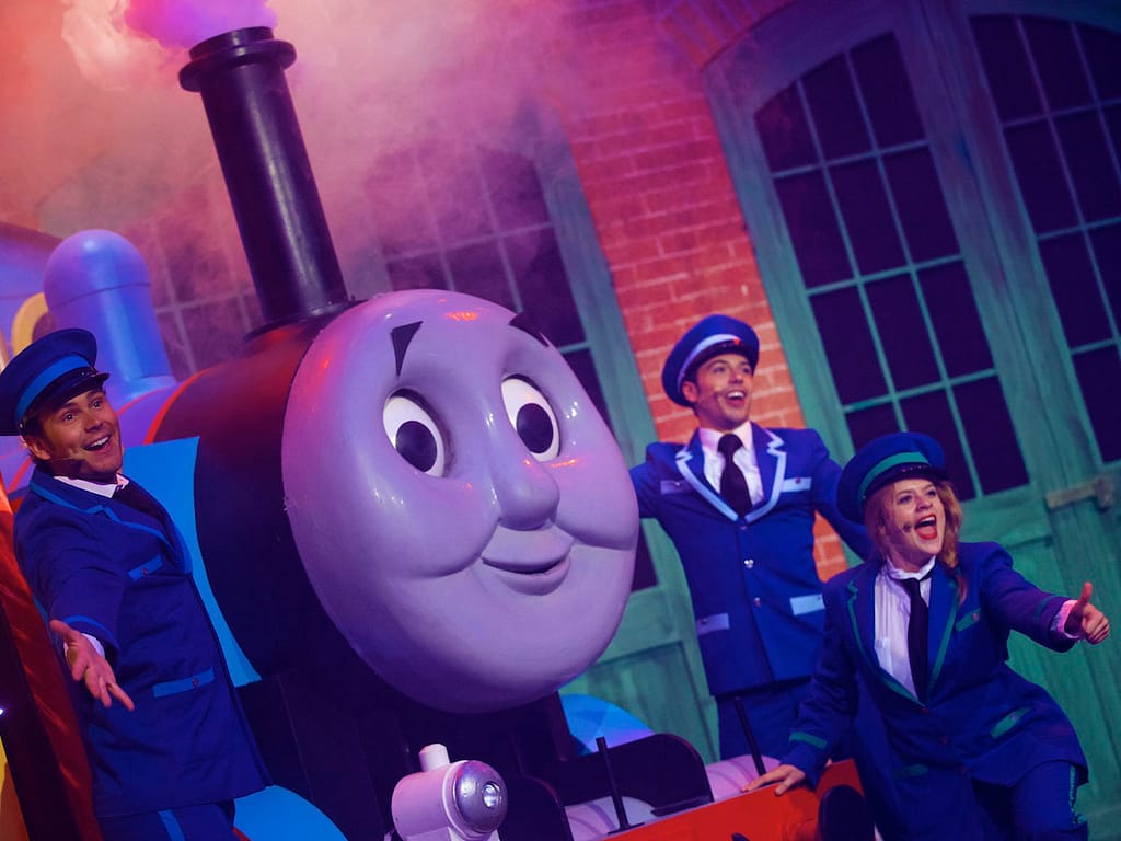 In het station kun je de show van Thomas de Stoomlocomotief bekijken.