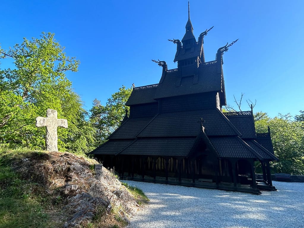 Camperreis Scandinavië: Fantoft kerk Bergen 