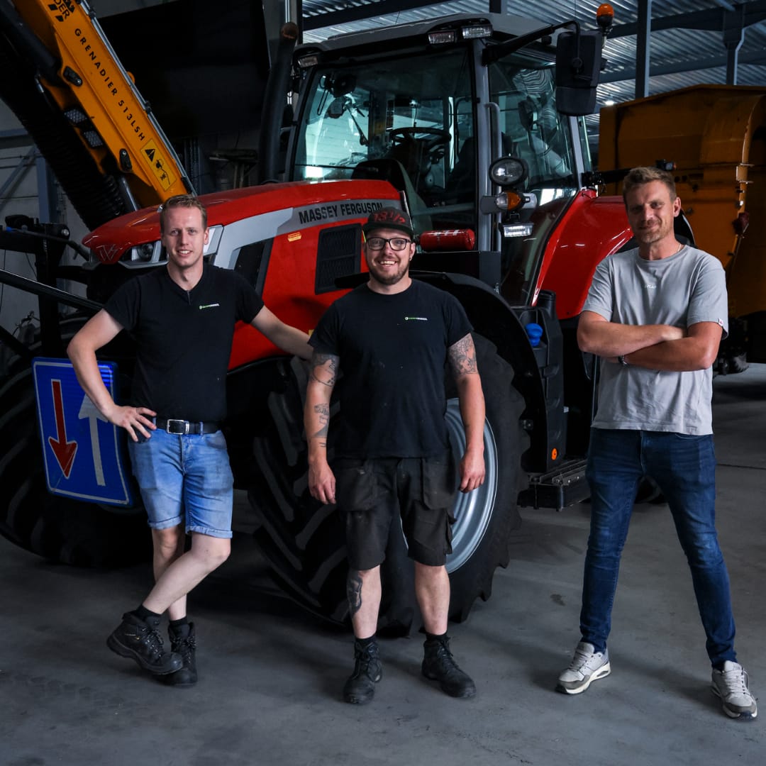 Bart, Martijn en Leroy van Grootgroener posseren voor een trekker