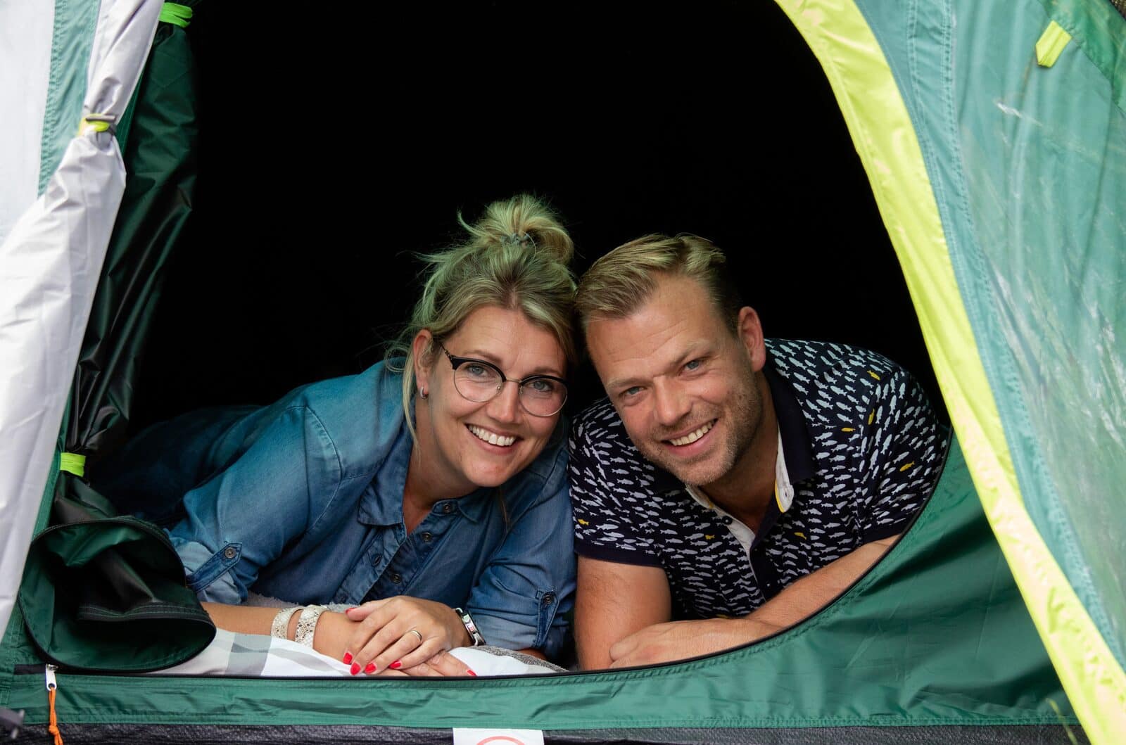 cover_man_vrouw_in_tent