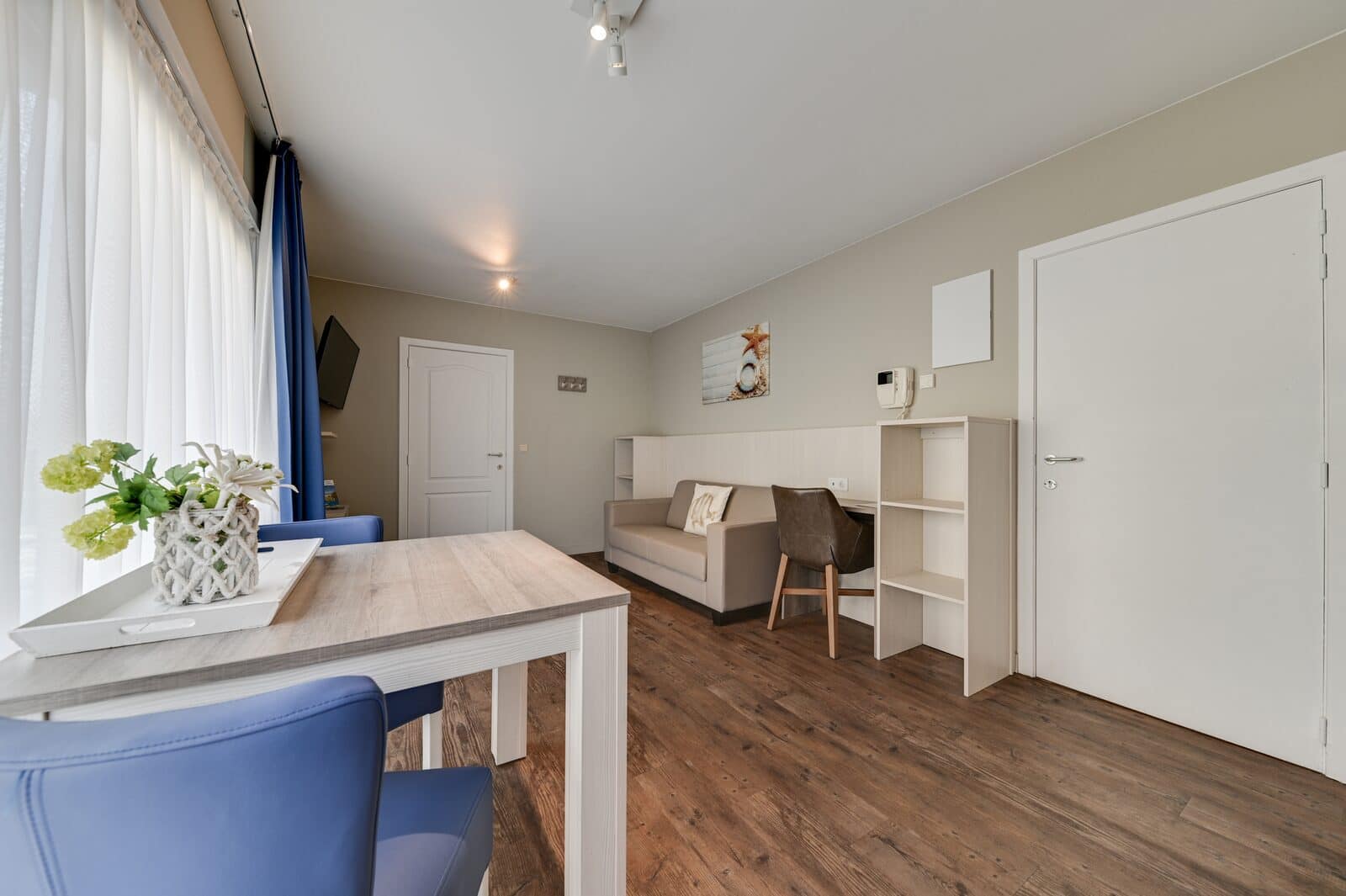 cover_HolidaySuites_DeHaan_kamer__5_