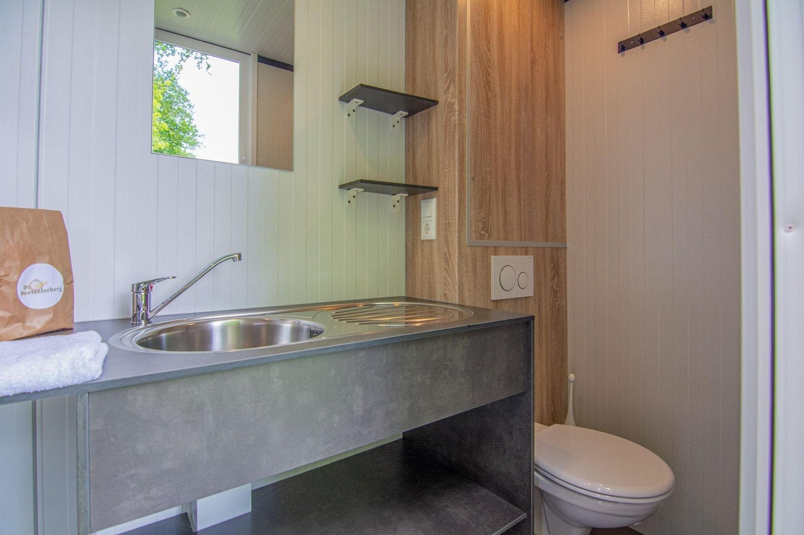 cover_Prive_sanitair_wastafel_en_toilet_verkl