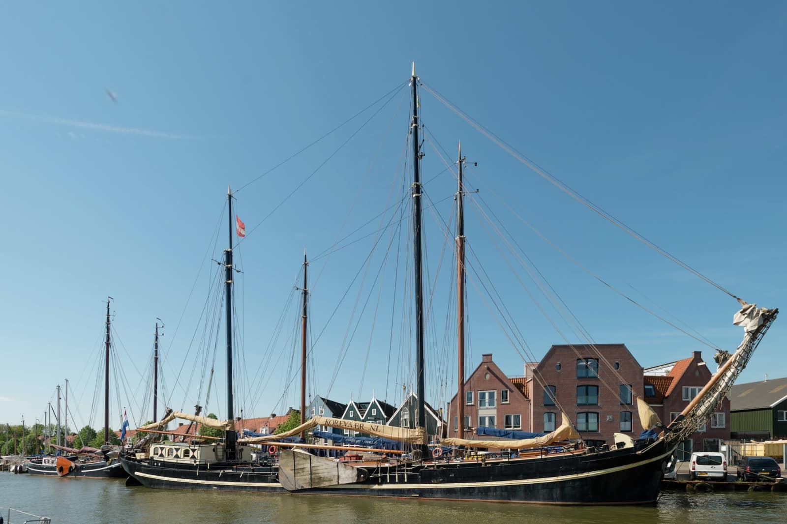 boat-in-leiden-near-city-center-museums-