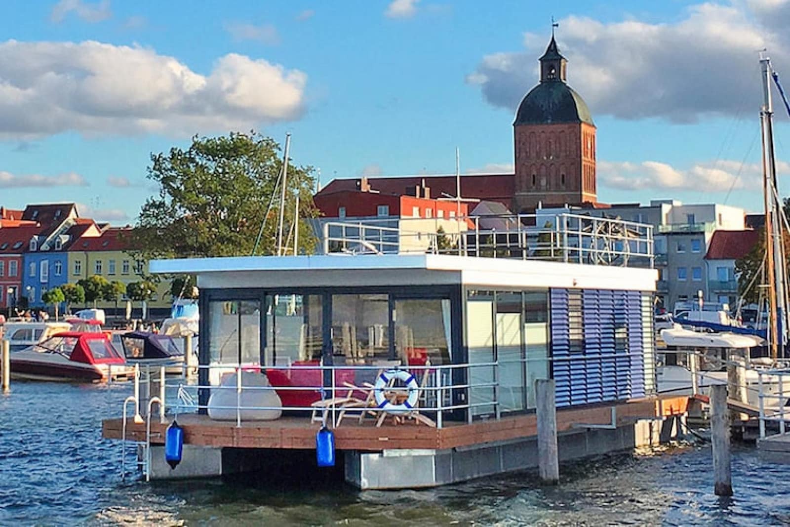 houseboat-blue-active-
