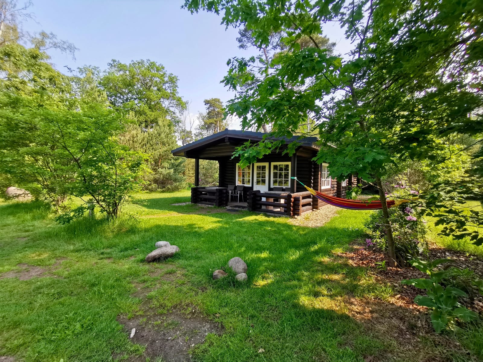 family-lodge-met-bad-outdoors-holten