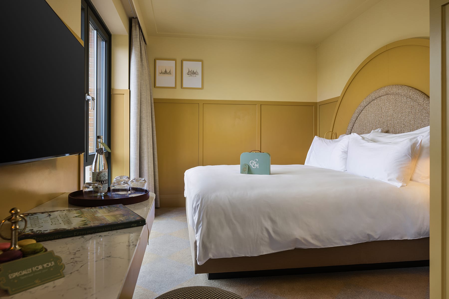 1800x1200-efteling-grand-hotel-suite-3p-geel-slaapkamer