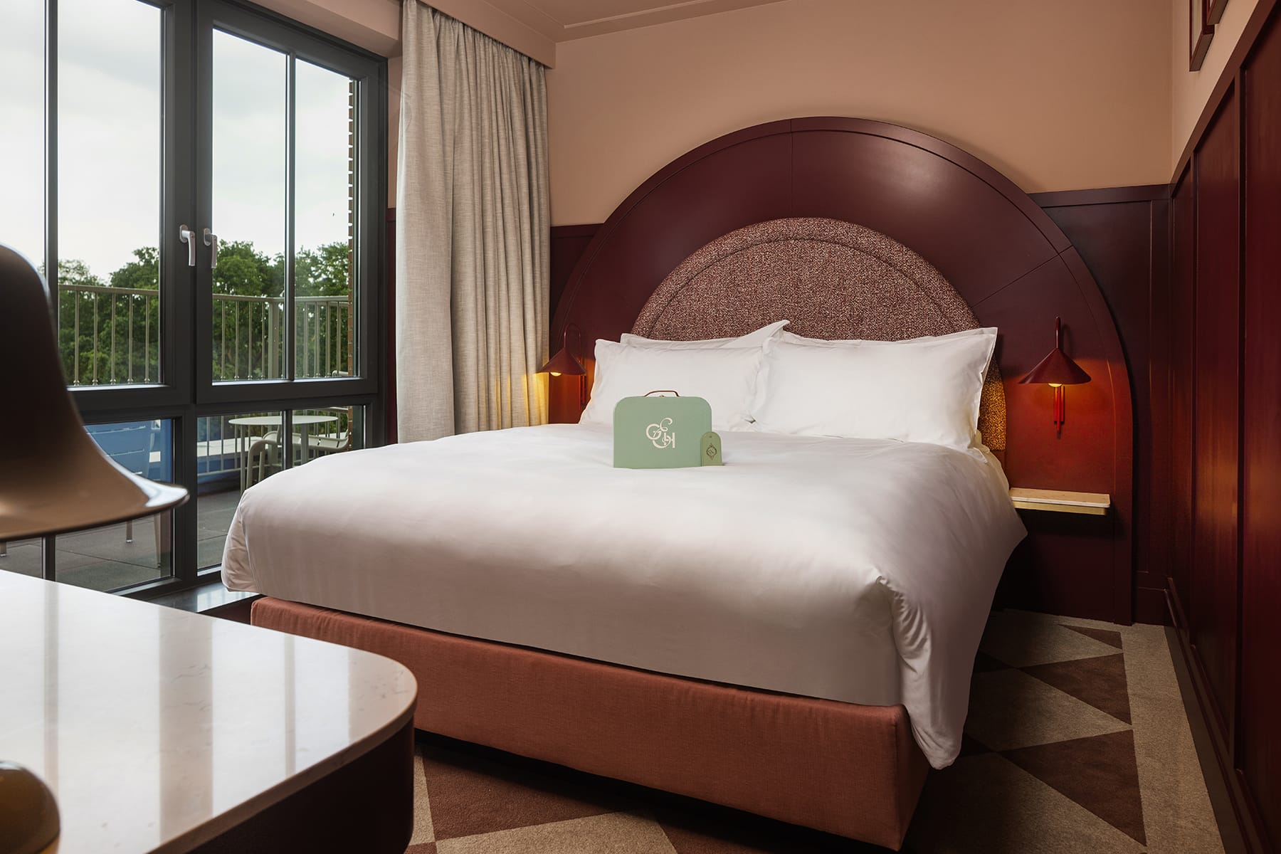 1800x1200-efteling-grand-hotel-suite-balkon-6p-rood-slaapkamer