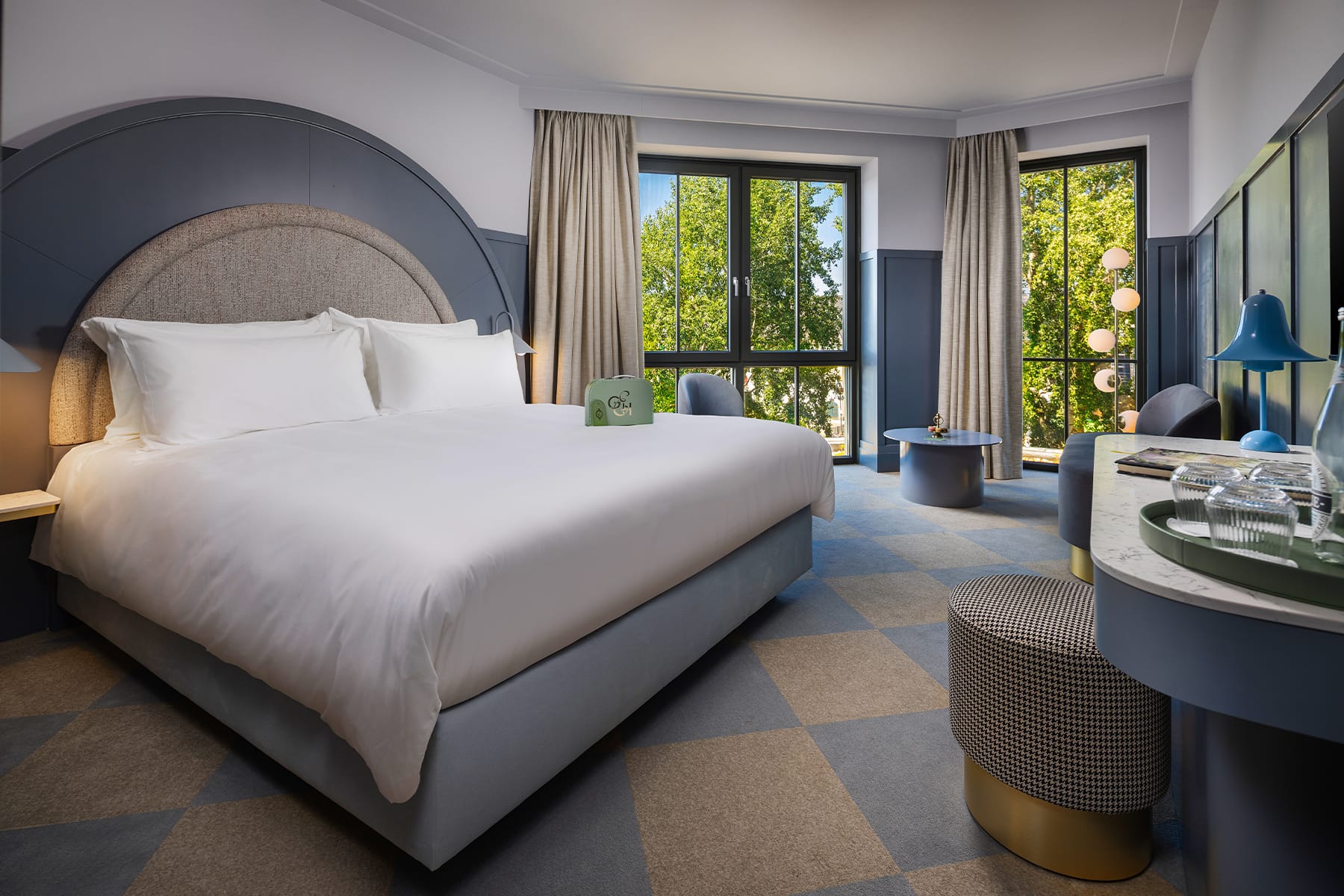 1800x1200-efteling-grand-hotel-torenkamer-3p-blauw-slaapkamer-overzicht