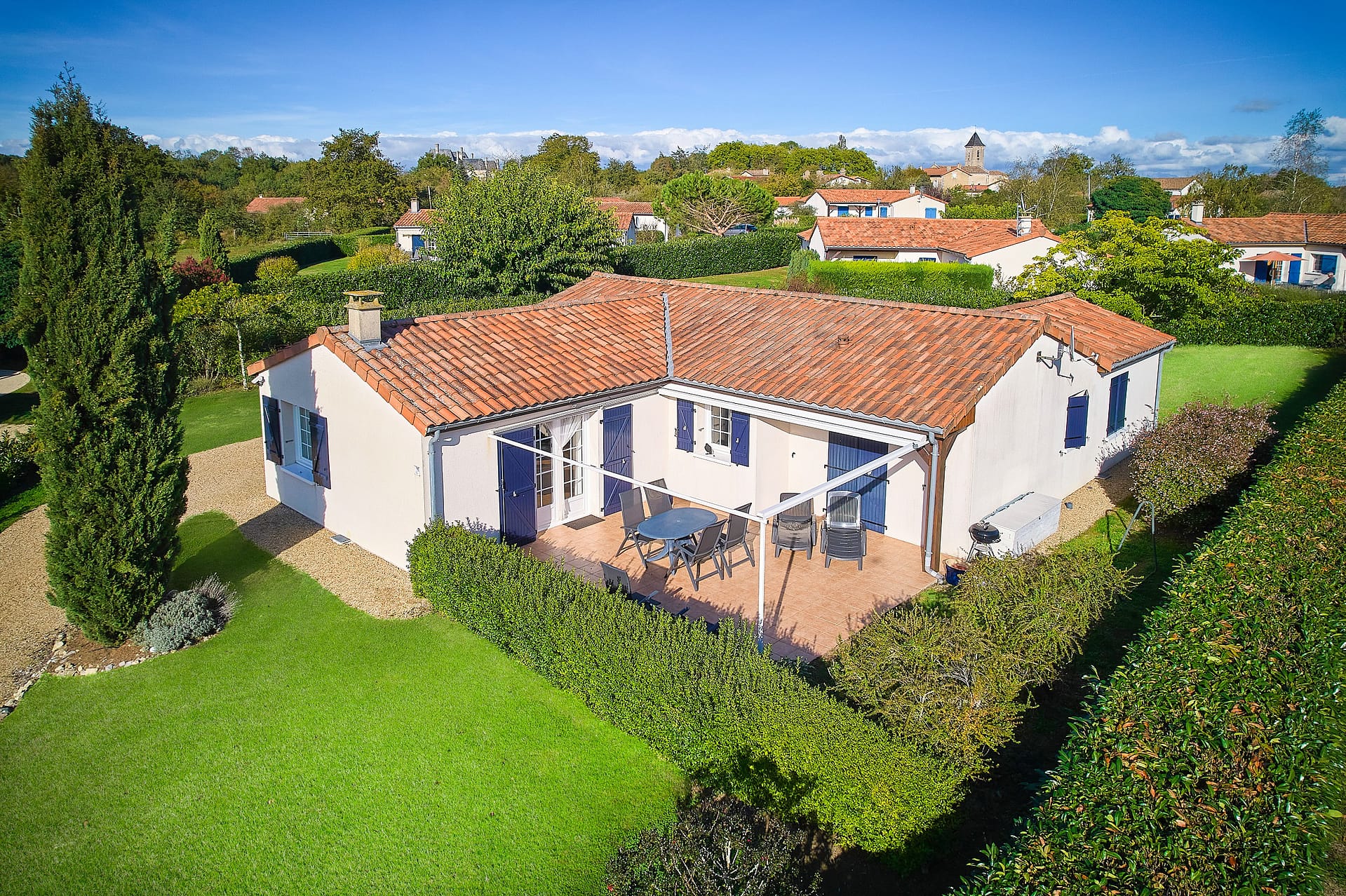 vieille-vigne-4p-15a-vakantiehuis-frankrijk-poitou-charentes-forges-aveneau-terras-luxe-villapark-zwembad