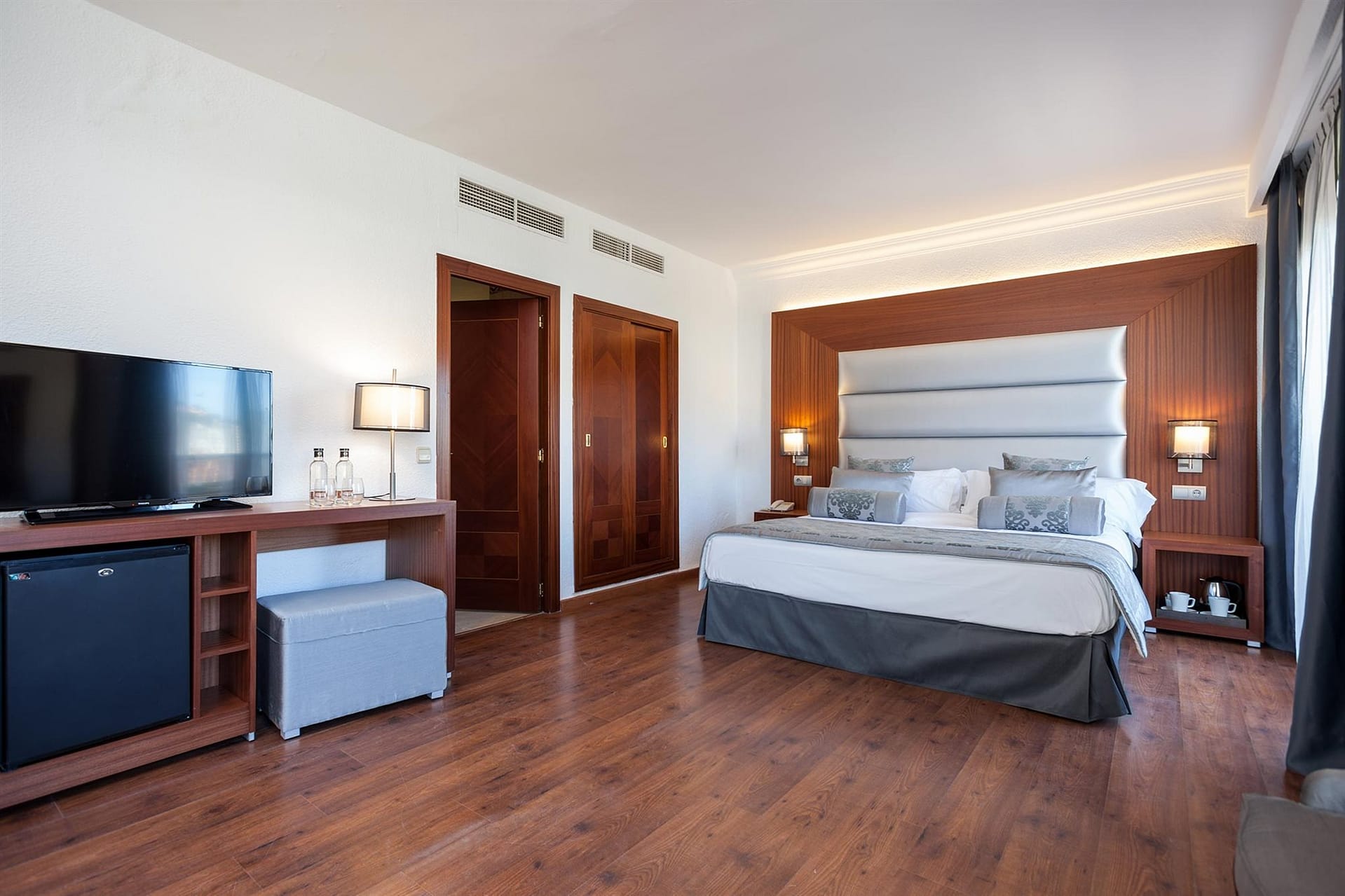 aHR0cHM6Ly9ob3RlbGltYWdlcy5zdW5ob3RlbHMubmV0L0hvdGVsSW5mby9ob3RlbEltYWdlRnVsbC5hc3B4P2lkPTEwNzUyOTMw