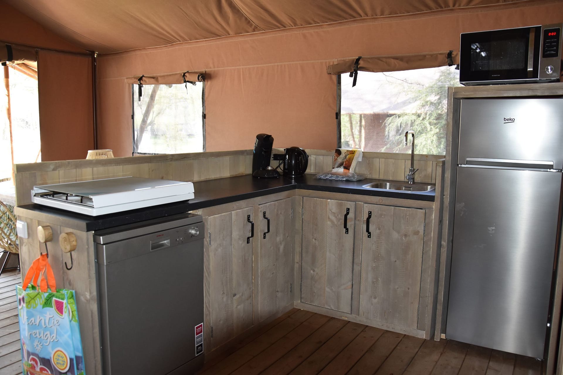 Glamping-Overijssel-boslodge-met-hond-2