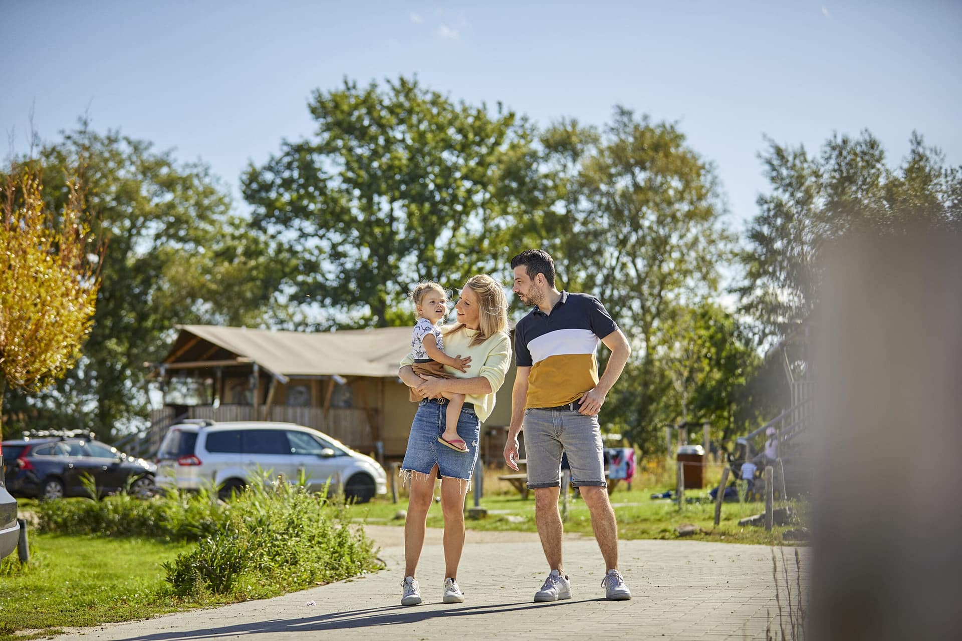 TerSpegelt_Gezin-buiten-bij-GlampingLodge_HR