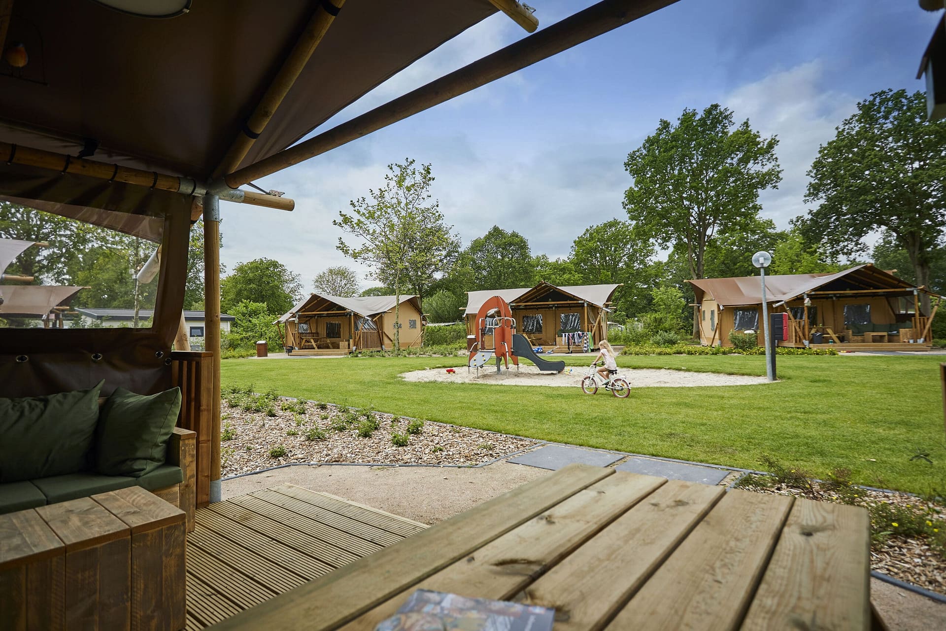TerSpegelt_meisje-met-fiets-op-veld-LoungeLodge-HR