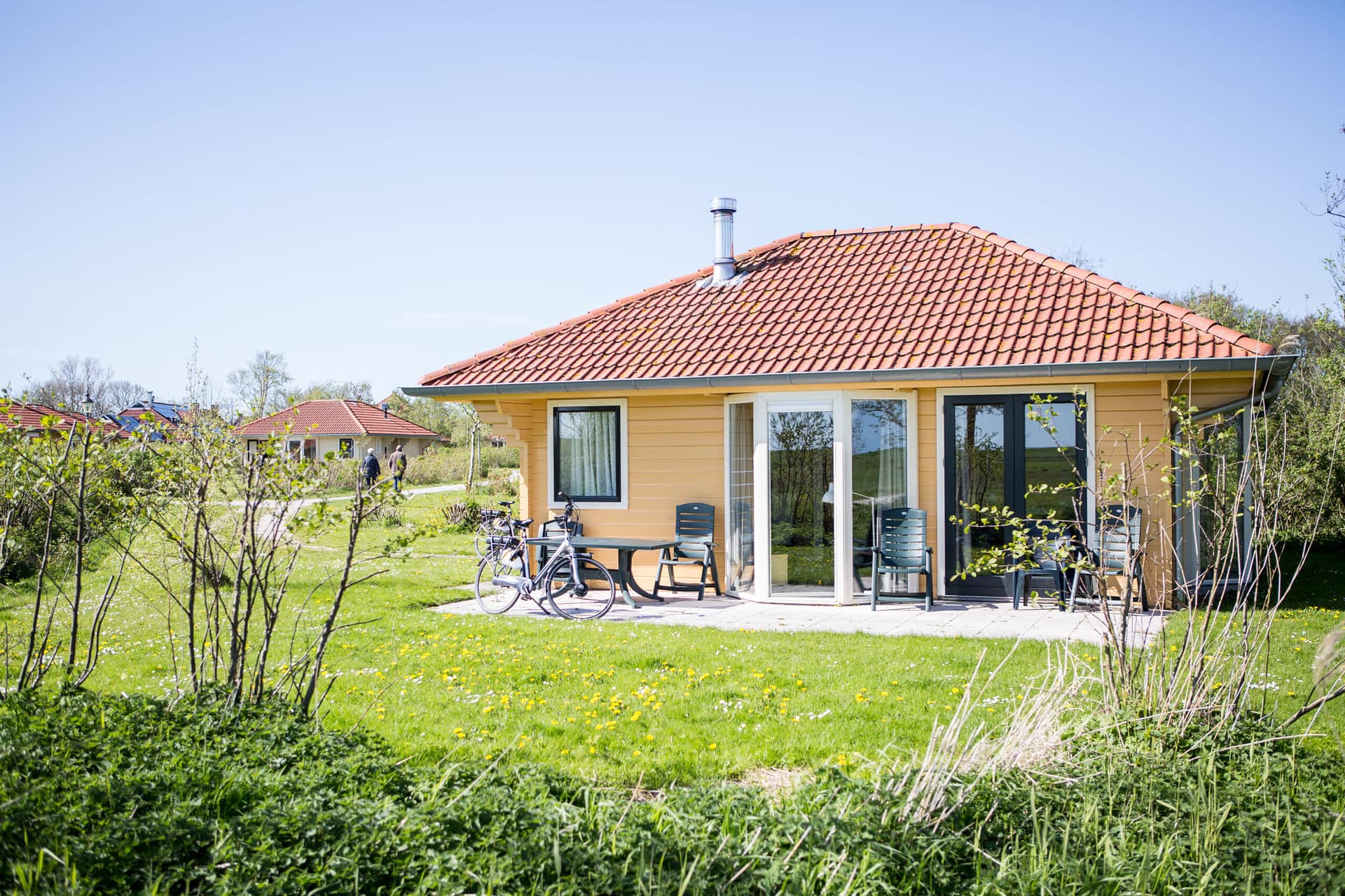 terras-grasveld-Villabungalow-openhaard-Tjermelan-Terschelling
