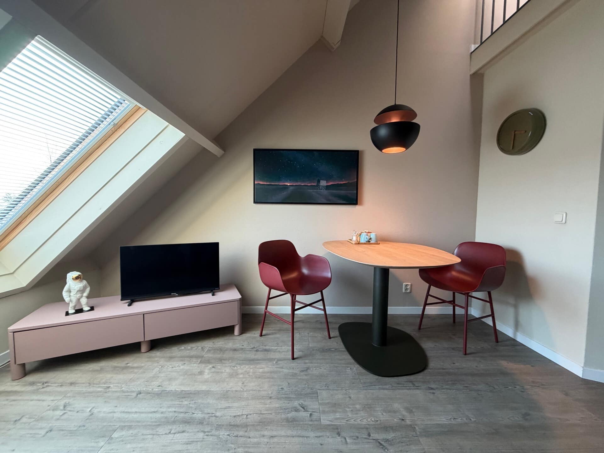 Woonkamer-studio-etage-Tjermelan