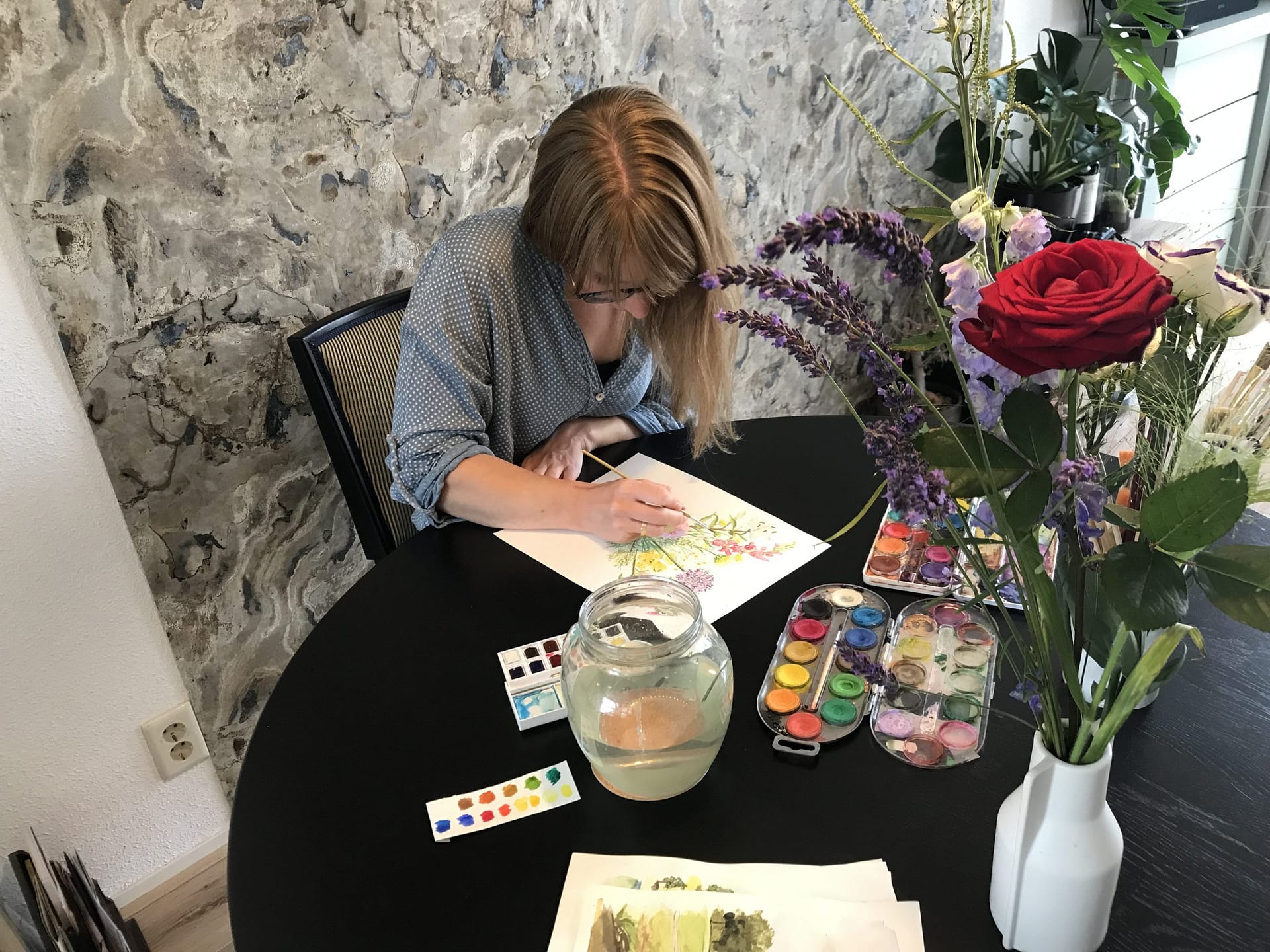 Linda Regeling schildert ansichtkaarten van karakteristiek Dedemsvaart