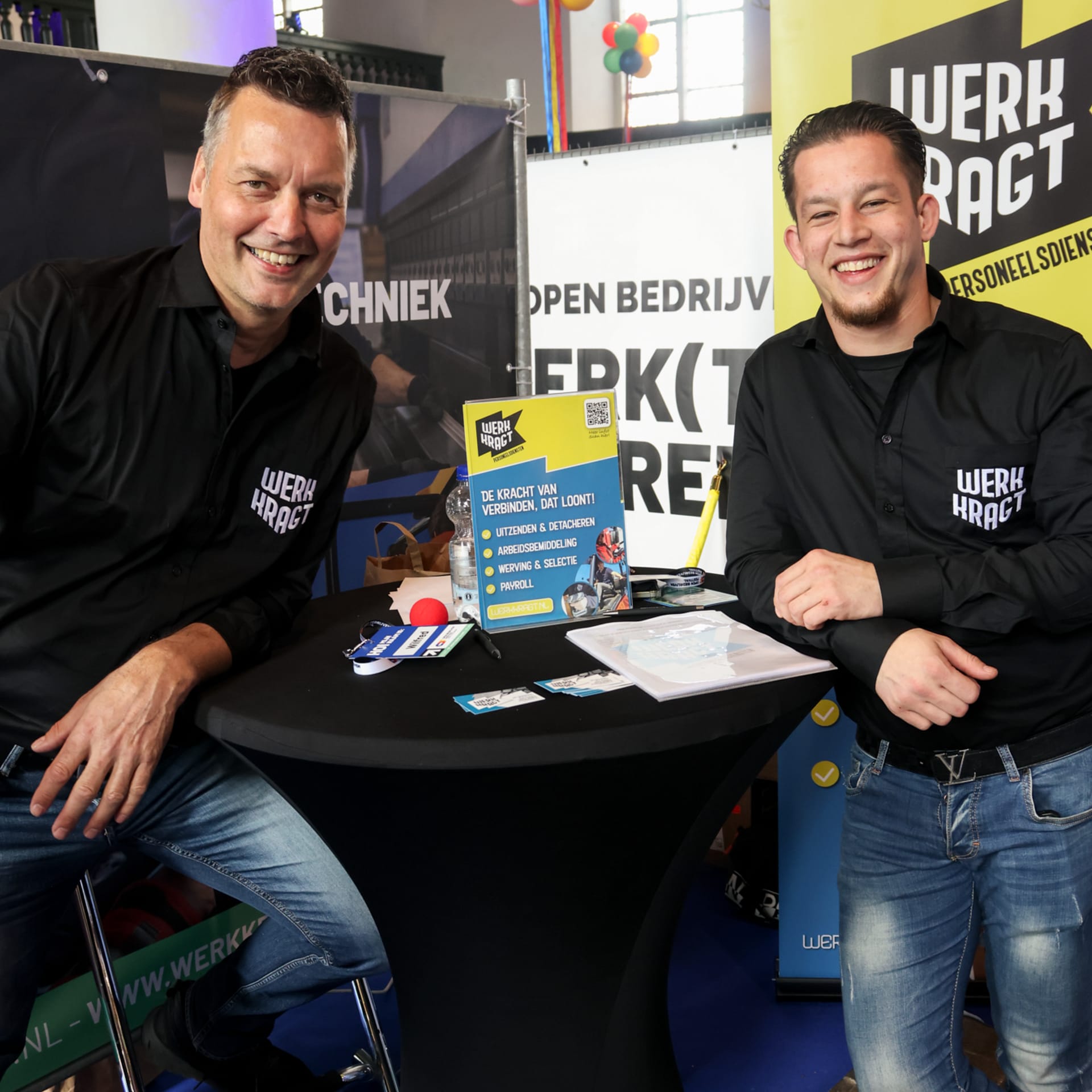 Foto van Wilfred en Joey bij de stand van WerkKragt in Meppel bij het Open Bedrijven Festival