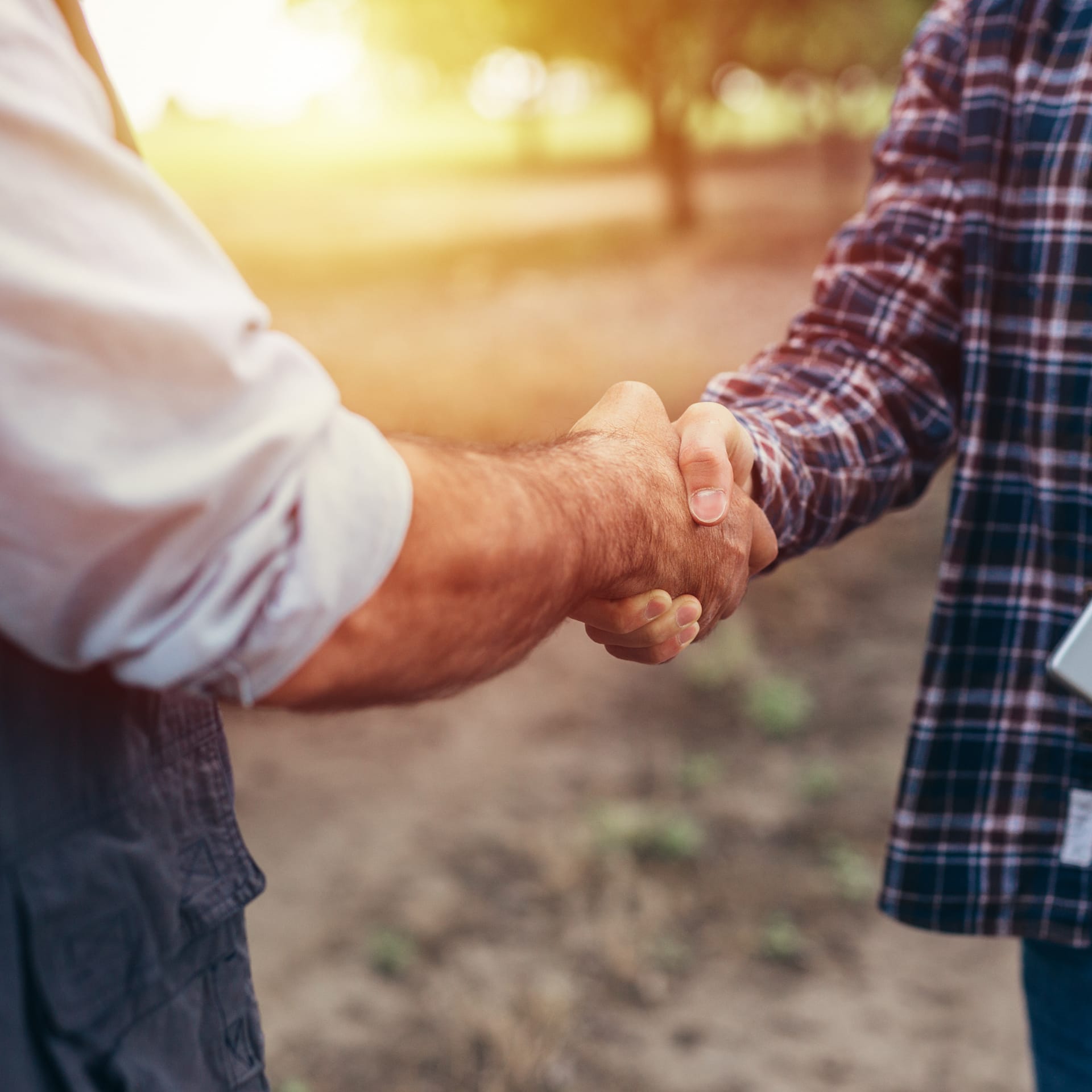 Persoonlijk kennismakingsgesprek bij WerkKragt tussen werkzoekende en recruiter in een kantoorruimte