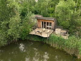 Cabane-Spa-Halte-Sauvage-drone-Cabanes-de-La-Reserve-@rafaelbyr