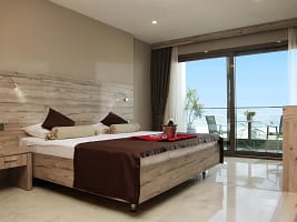 aW1hZ2VzLXR3ZC13aGl0ZWxhYmVsLXByZC9hbGx0b3Vycy9Ra3BXT0RBeVh6TXlMbXB3Wnc