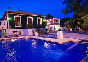 aHR0cDovL3Bob3Rvcy5ob3RlbGJlZHMuY29tL2dpYXRhL2JpZ2dlci8yMS8yMTU3NzQvMjE1Nzc0YV9oYl9wXzAwMS5qcGc