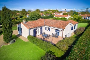 vieille-vigne-4p-15a-vakantiehuis-frankrijk-poitou-charentes-forges-aveneau-terras-luxe-villapark-zwembad