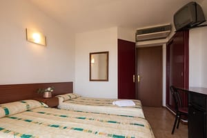 aHR0cHM6Ly9ob3RlbGltYWdlcy5zdW5ob3RlbHMubmV0L0hvdGVsSW5mby9ob3RlbEltYWdlLmFzcHg_aWQ9MjU2NTA1NjI