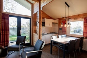 zetels-eethoek-Finse-bungalow-Houtkachel-de-Riesen-Terschelling