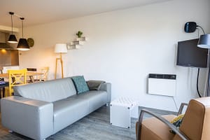 zitbank-eettafel-wandkachel-Hotel-appartement-sauna-Tjermelan-Terschelling